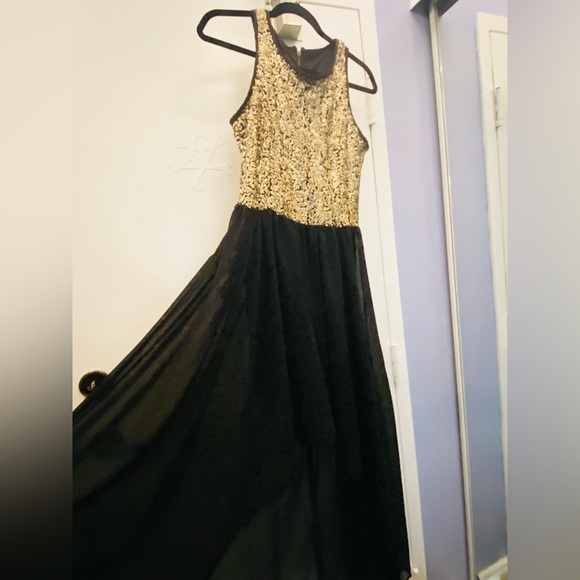 Long gold sequin dress 🖤💛 - Picture 2 of 3
